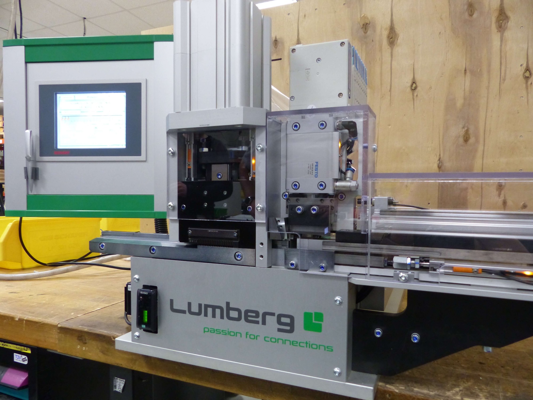 Semi-automatic machines developed by Lumberg equipped with the CC-4000