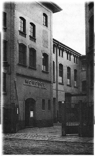 BERNSTEIN Geschichte: Das Gebäude der Firma Monopol in Leipzig, Sachsen.