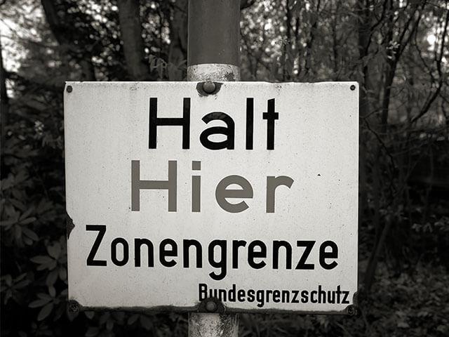 BERNSTEIN Geschichte: Ein altes Schild, dass auf die ehemalige Grenze zwischen BRD und DDR hinweist.