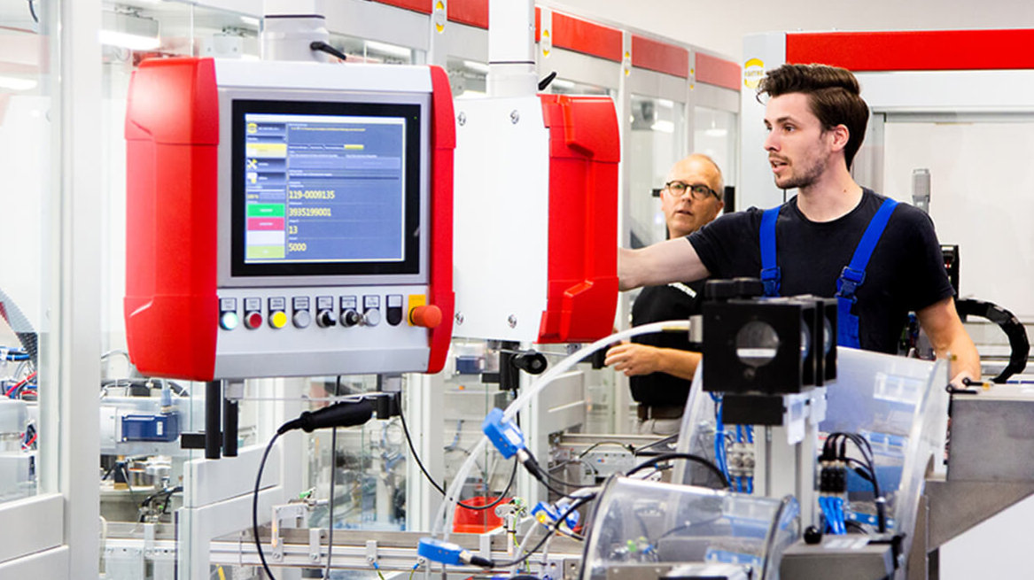 BERNSTEIN Production: Employees at a C14 machine in the production