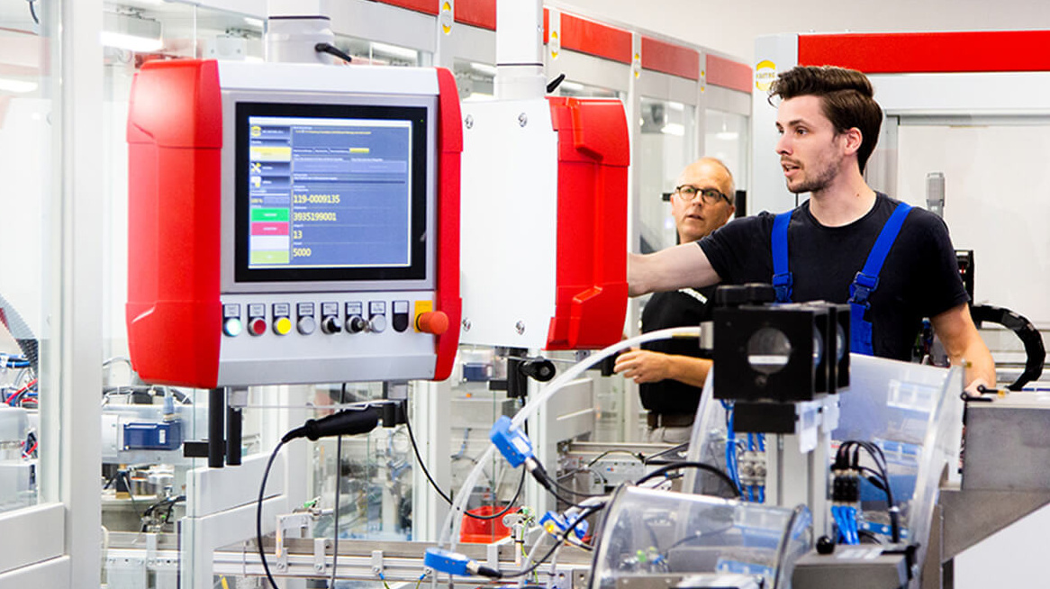 BERNSTEIN Production: Employees at a C14 machine in the production