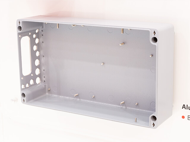 Applikationsbild eines grauen Standardgehäuses aus Aluminium