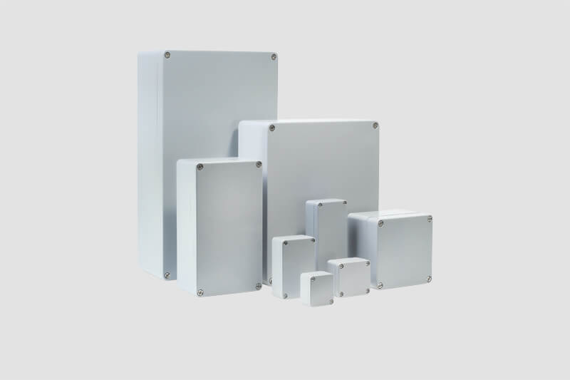 Übersicht Aluminiumgehäuse von BERNSTEIN auf grauem Hintergrund