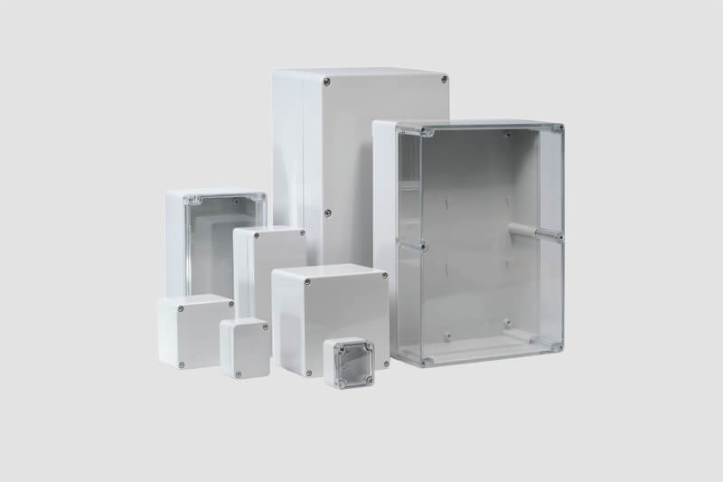 Übersicht ABS-/Polycarbonat-Standardgehäuse von BERNSTEIN auf grauem Hintergrund