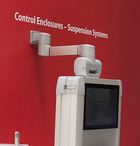 Applikationsbild eines BERNSTEIN Tragarmsystems CS-3000 neXt mit Wandmontage von oben