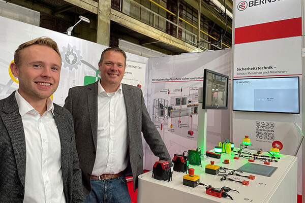 Zwei BERNSTEIN Mitarbeiter auf dem Messestand auf der all about automation in Düsseldorf