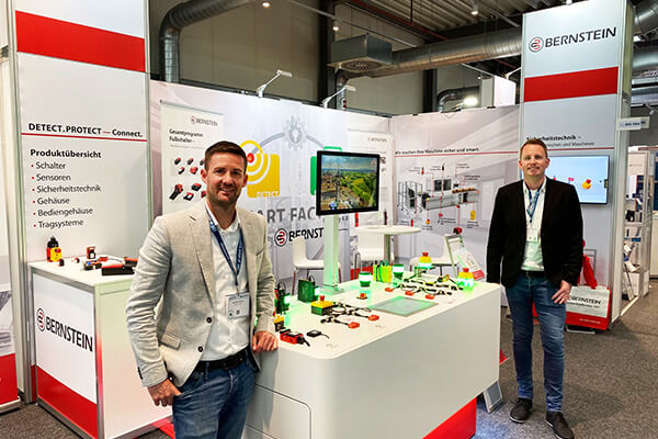 Two BERNSTEIN employees in front of the exhibition stand at the aaa Heilbronn