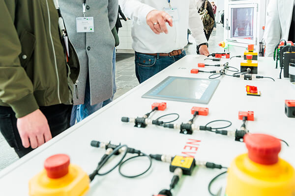 Messepräsenter der BERNSTEIN AG auf einer all about automation