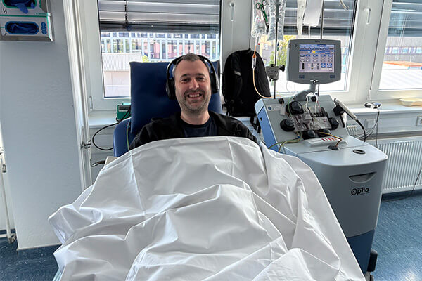 Ein Mitarbeiter der BERNSTEIN AG bei der Stammzellenspende