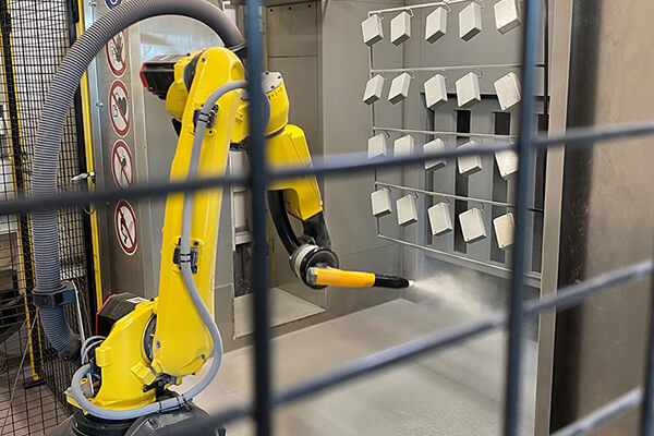 Coating robots in the BERNSTEIN powder coating system for housing parts