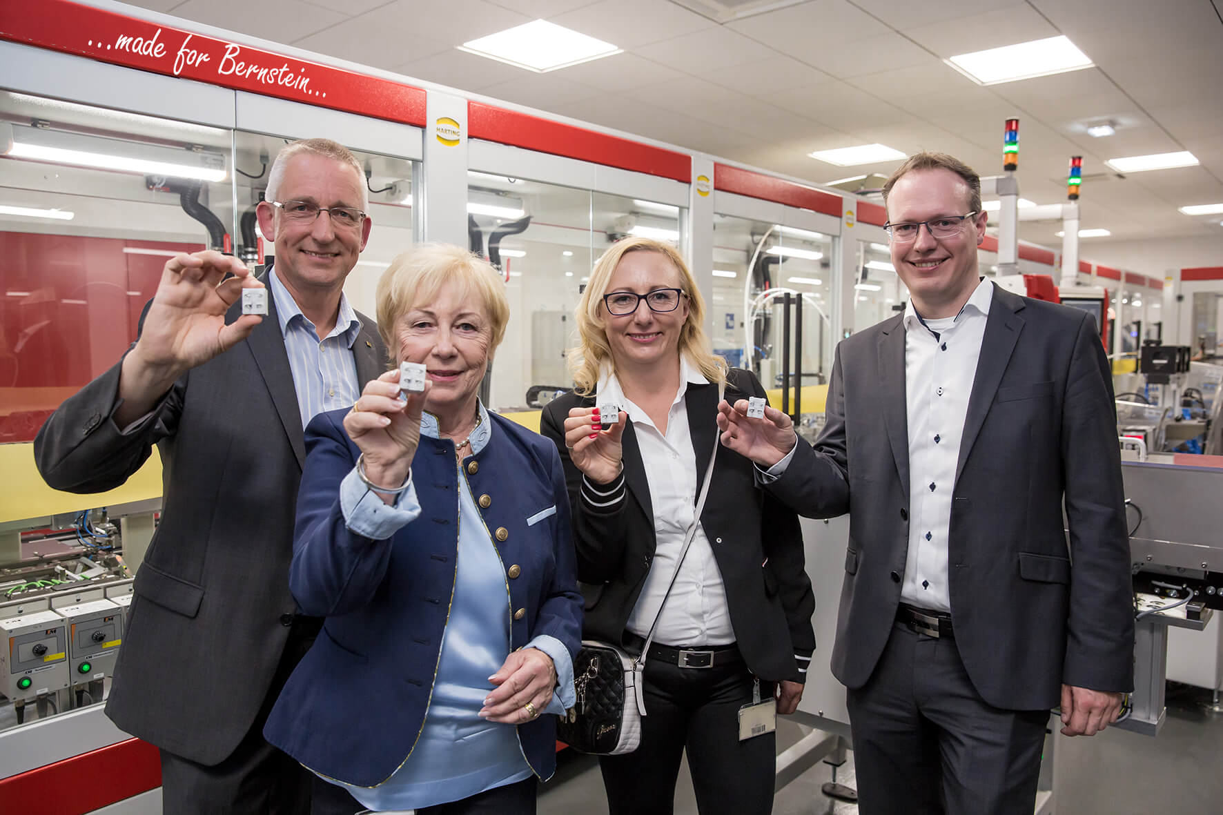 Dr. Volker Franke, Geschäftsführer HARTING Applied Technologies; Gisela Bernstein, Nicole Bernstein und Achim Bernstein (von links nach rechts)