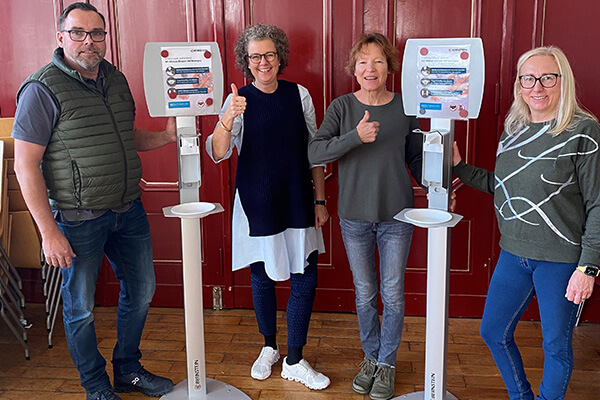 Christoph Wehking (BERNSTEIN AG), Claudia Küppers (Schulleiterin Ratsgymnasium), Verena Böcker (Vorsitzende der Gesellschaft der Förderer des Ratsgymnasiums e.V.) und Nicole Bernstein (Vorstand der BERNSTEIN AG)