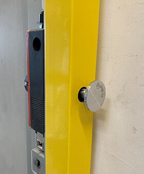Fluchtentriegelung an der BERNSTEIN Sicherheitszuhaltung SLC