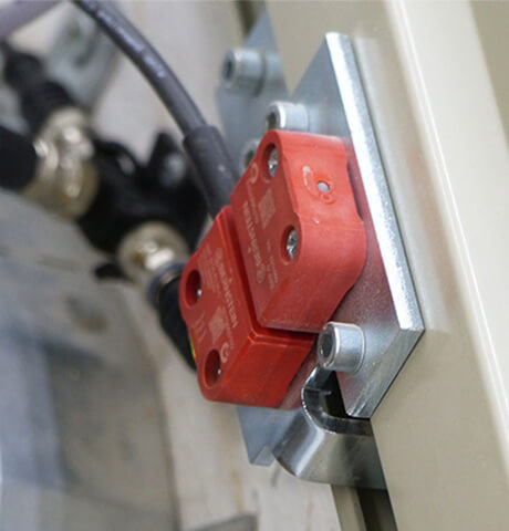 BERNSTEIN Sicherheitsschalter: Geländer-Überwachung durch den berührungslosen RFID-Sicherheitssensor SRF