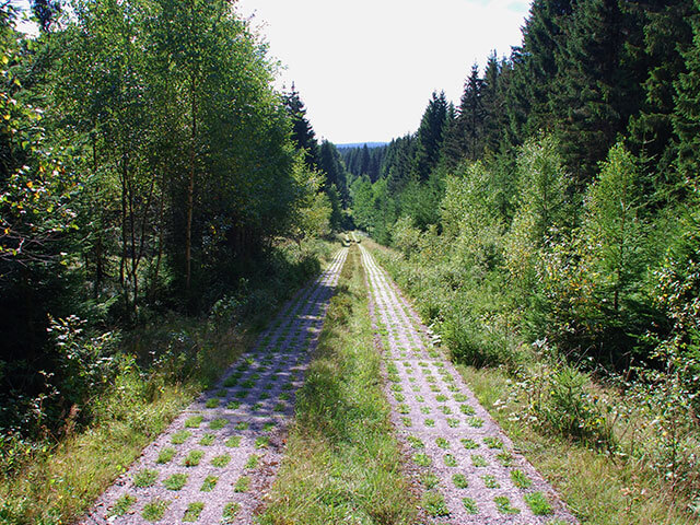Die ehemalige grüne Grenze zwischen BRD und DDR im Harz BERNSTEIN Geschichte: Ehemaliger Grenzübergang zwischen der BRD und DDR im Harz.